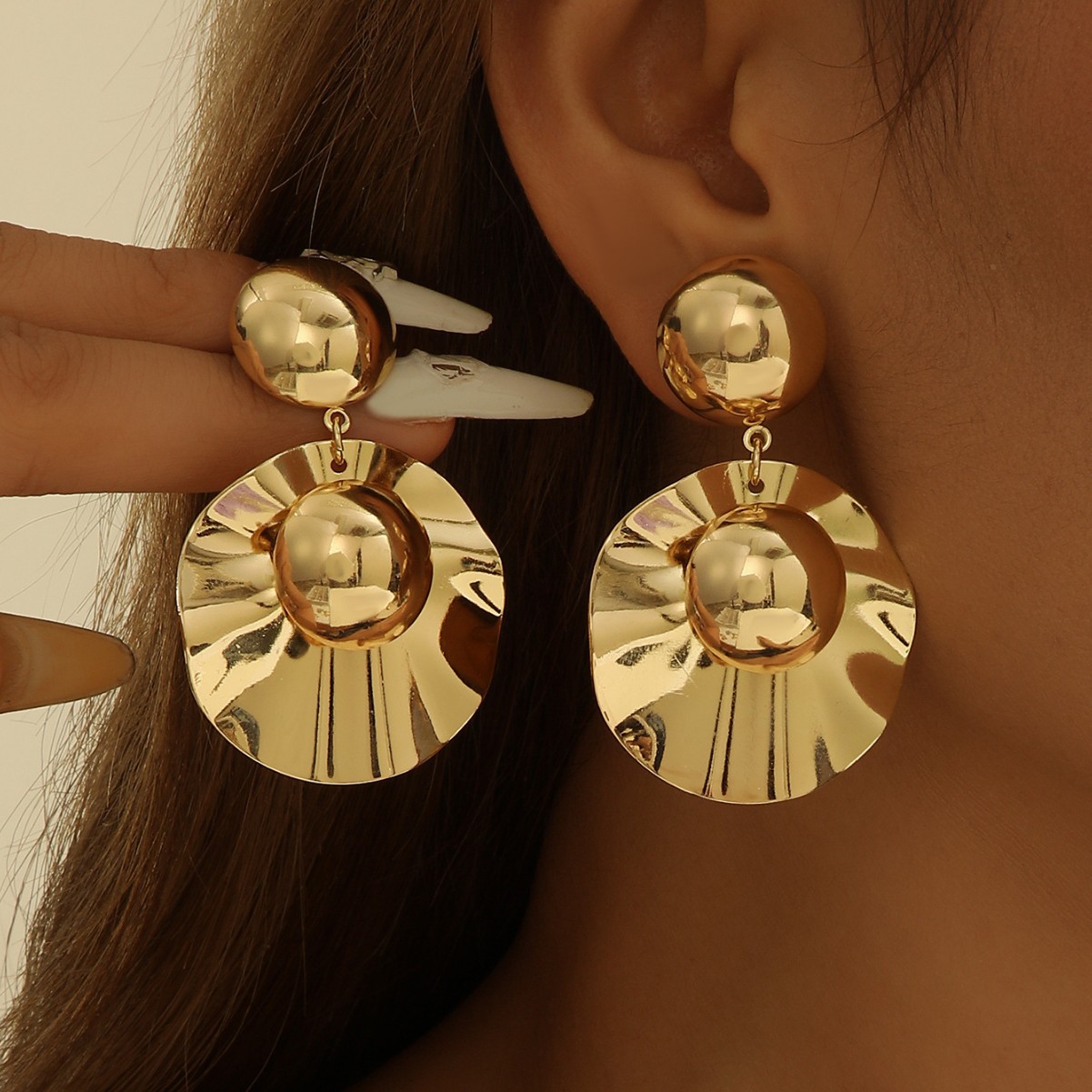 Pendientes exagerados transfronterizos en Europa y los Estados Unidos pendientes de alta sensación pendientes de moda estilo metálico, pendientes dorados y brillantes, conjuntos de joyas INS