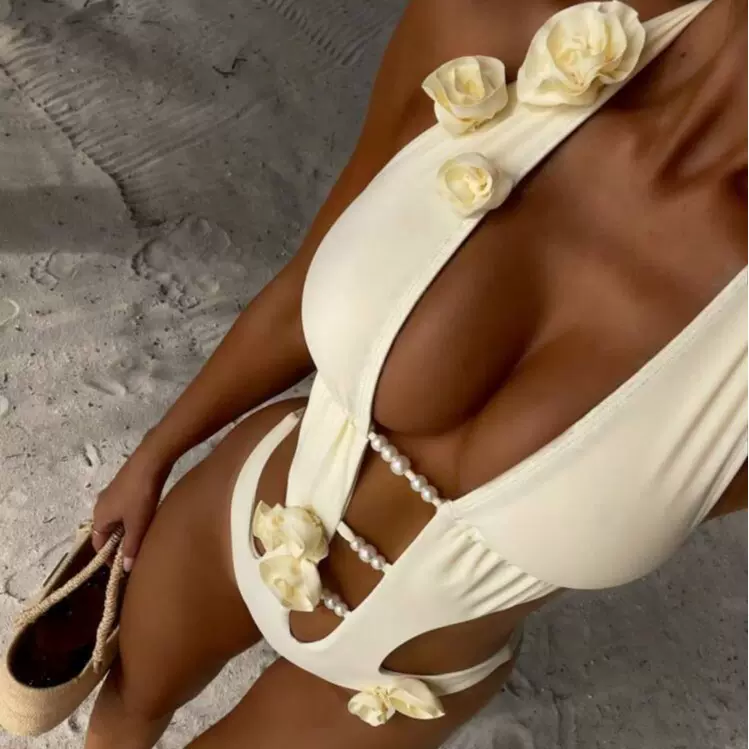 2025新款爆款纯色挂脖镂空立体花珍珠带胸垫女士性感连体泳衣套装