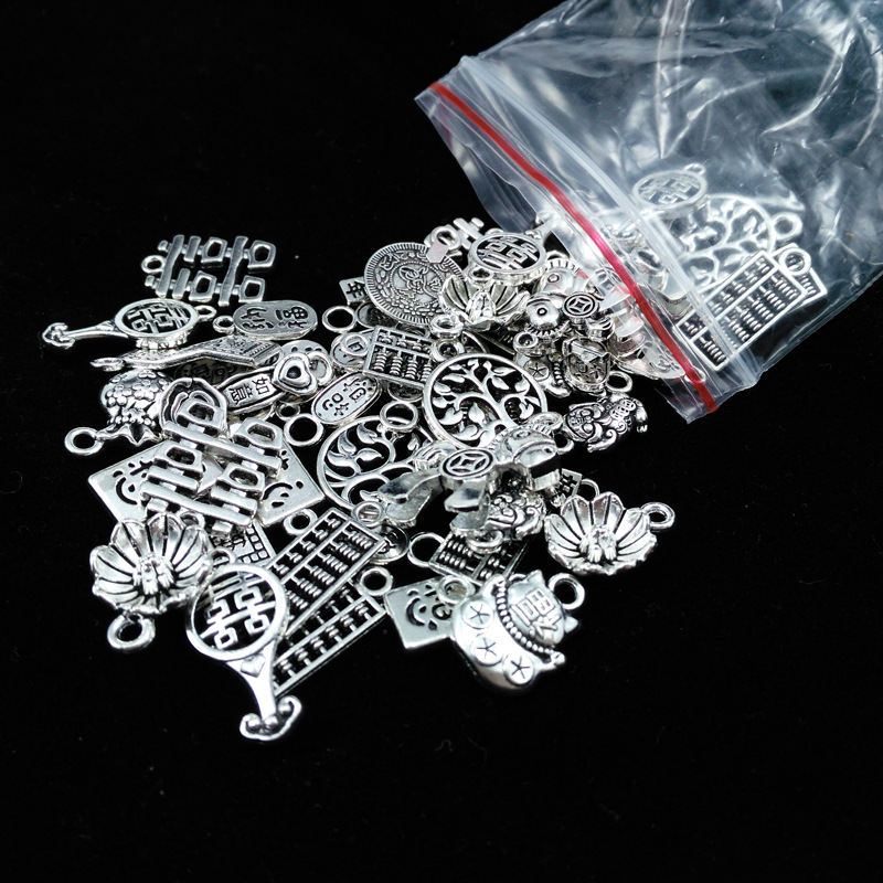 Pendant mixed with a pack of 50 grams