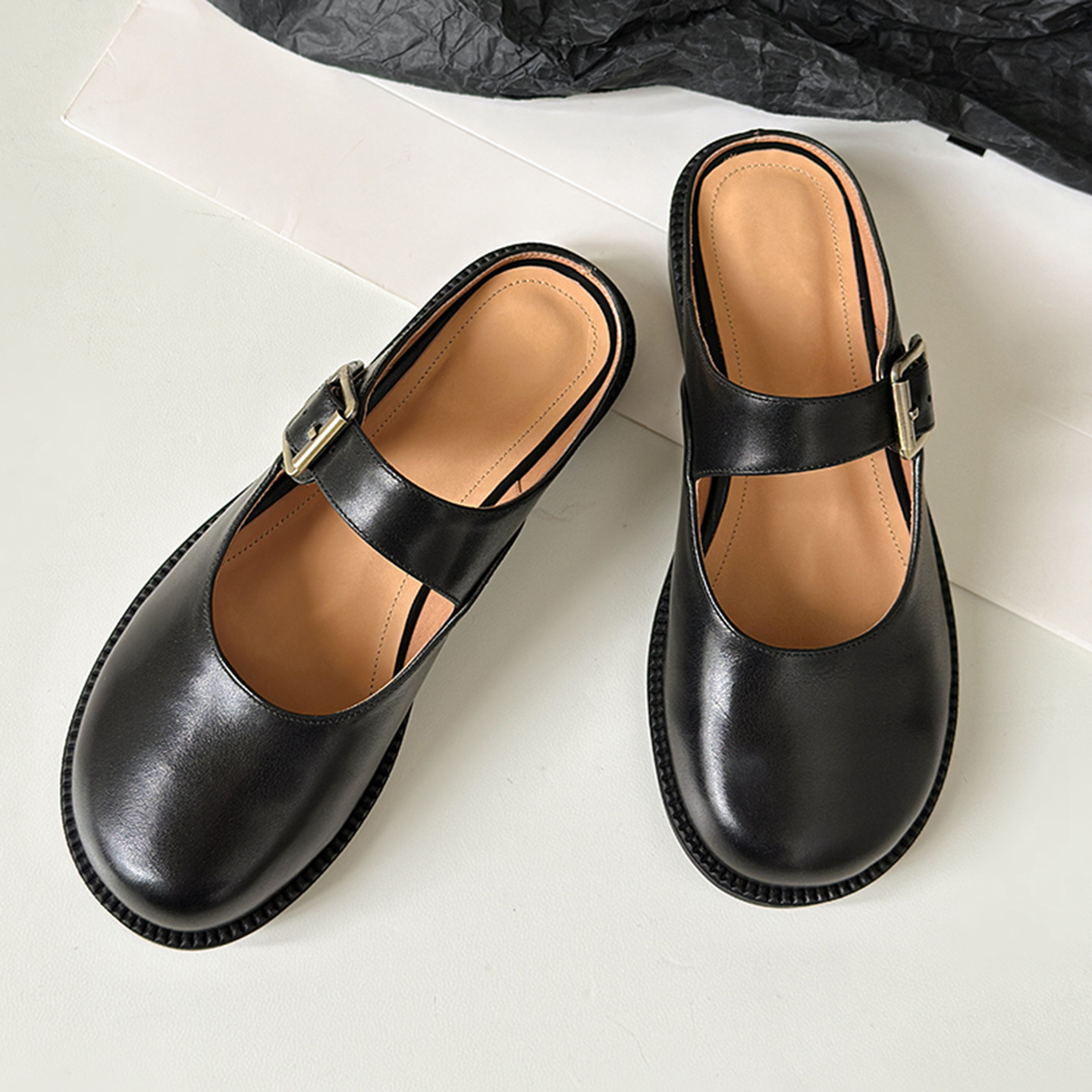 Dép sandal nữ da bò mũi trùm đế bằng, quai chéo chạm trổ cổ điển — đen