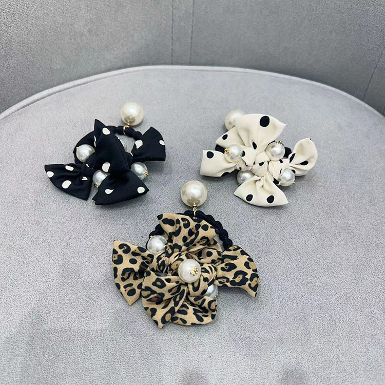 Elastico per capelli in raso a pois con fiocco e perla elegante_voghion.com