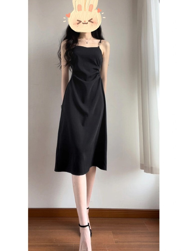 French design black bodycon medium-length 2024 summer new slimming and flattering waist-hugging spaghetti strap dress