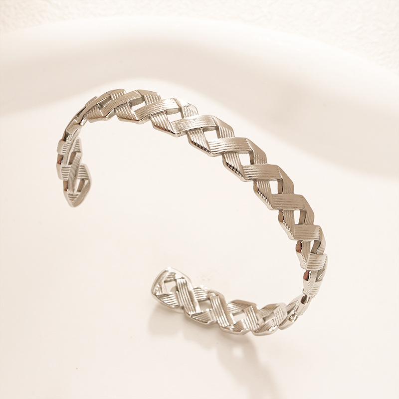 Fábrica en stock al por mayor de Europa y América transfronteriza de acero inoxidable en forma de C pulsera abierta ajustable chapado en oro 18K personalidad no se desvanece