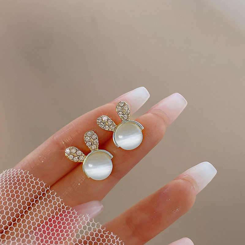 Pendientes transfronterizos, pendientes de metal de alta calidad, pendientes de 2025 nuevos pernos de moda, temperamento ligero y lujoso, pendientes de atmósfera