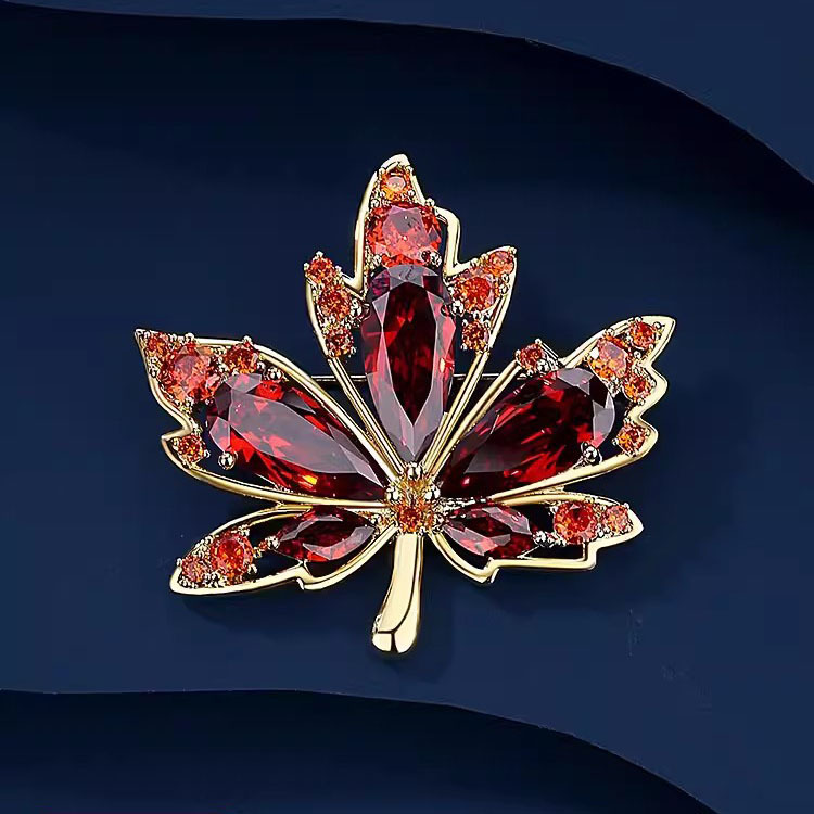 Nuova spilla da donna di alta gamma a forma di foglia d'acero con cristalli, design unico, accessorio per abito._voghion.com