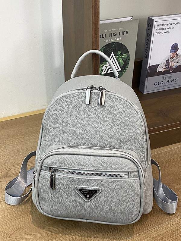 ソリッドカラーバックパック女性のための 2025 新しいトレンディなファッション pu トラベルバッグシングルショルダークロスボディ大容量エレガントな女性のバックパック|undefined