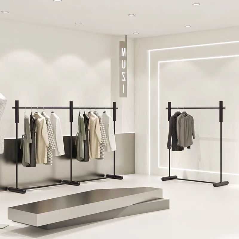Estante de piso negro simple especial para tiendas de ropa, estante de exhibición de ropa, estante de exhibición de tiendas de ropa para hombres y mujeres