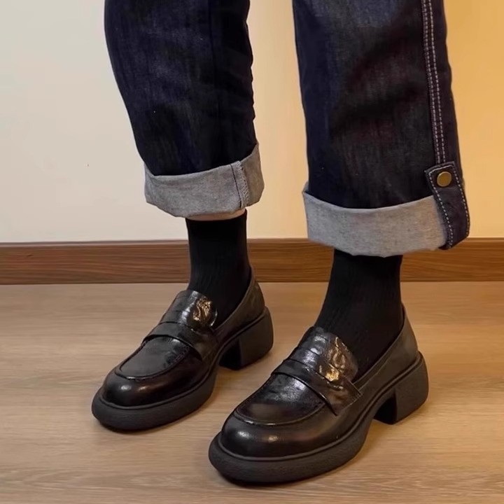 羊皮版 ~ 本革のレトロな黒色の厚い底が高くなります。