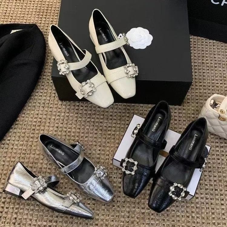 Zapatillas de diamante de botón cuadrado francés 2026 verano nuevo estilo de moda exterior temperamento cuadrado lujoso zapatos de moda de mujer