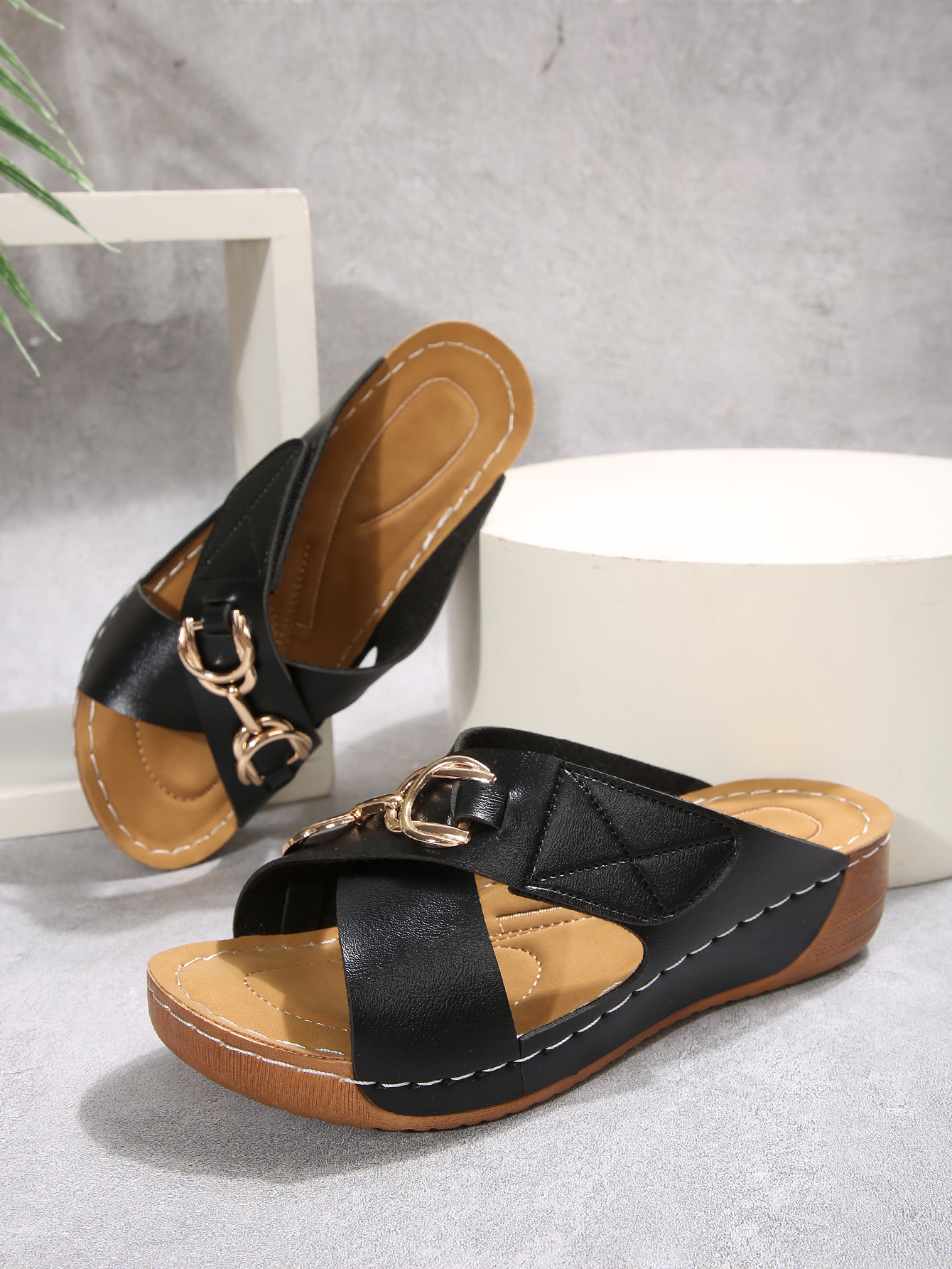 Womens Wedge Sandals With Metal Chain And Platform Sole For Spring_voghion.com
