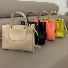 高品質の新しい牛革トートバッグ女性の大容量ショルダーハンドバッグスクエアクロスボディバッグショッピングバッグ通勤バッグ