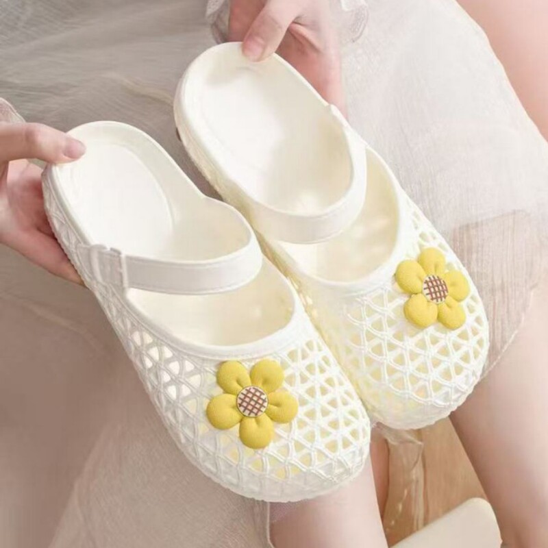 Korean-Style Retro Flat Hollow-Out Fashion Versatile Sandals for Women 2026 New Breathable Summer Beach Slip-On Sandals Korean-Style Retro Flat Hollow-Out Fashion Versatile Sandals for Women 2026 New Breathable Summer Beach Slip-On Sandals