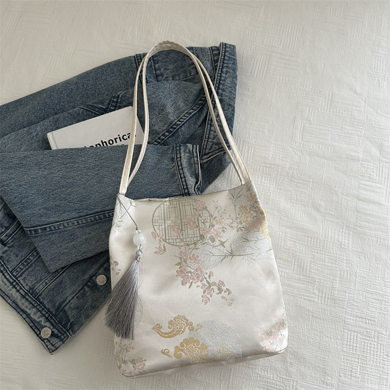 Nueva bolsa bordada de estilo chino de gran capacidad para mujeres 2024 nueva bolsa de hombro de viaje de verano