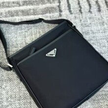 P拉达三角徽标纯色轻便尼龙斜挎单肩包包高品质跨境男士大容量包