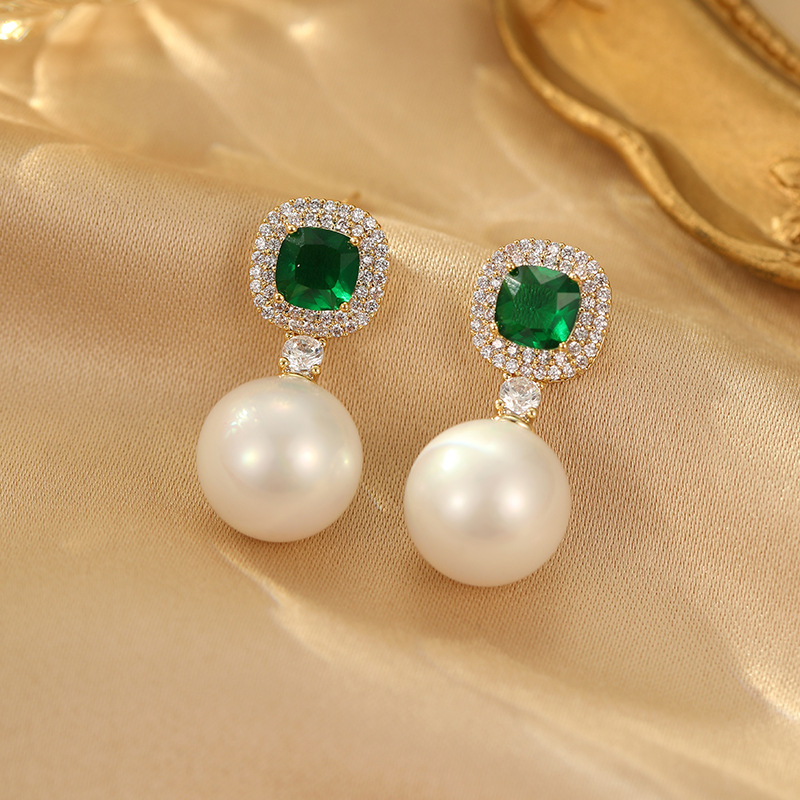 Fashionable elegant design earrings with zircon from pearl