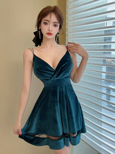 Deep V-neck gold velvet suspender with large hem bottom dress