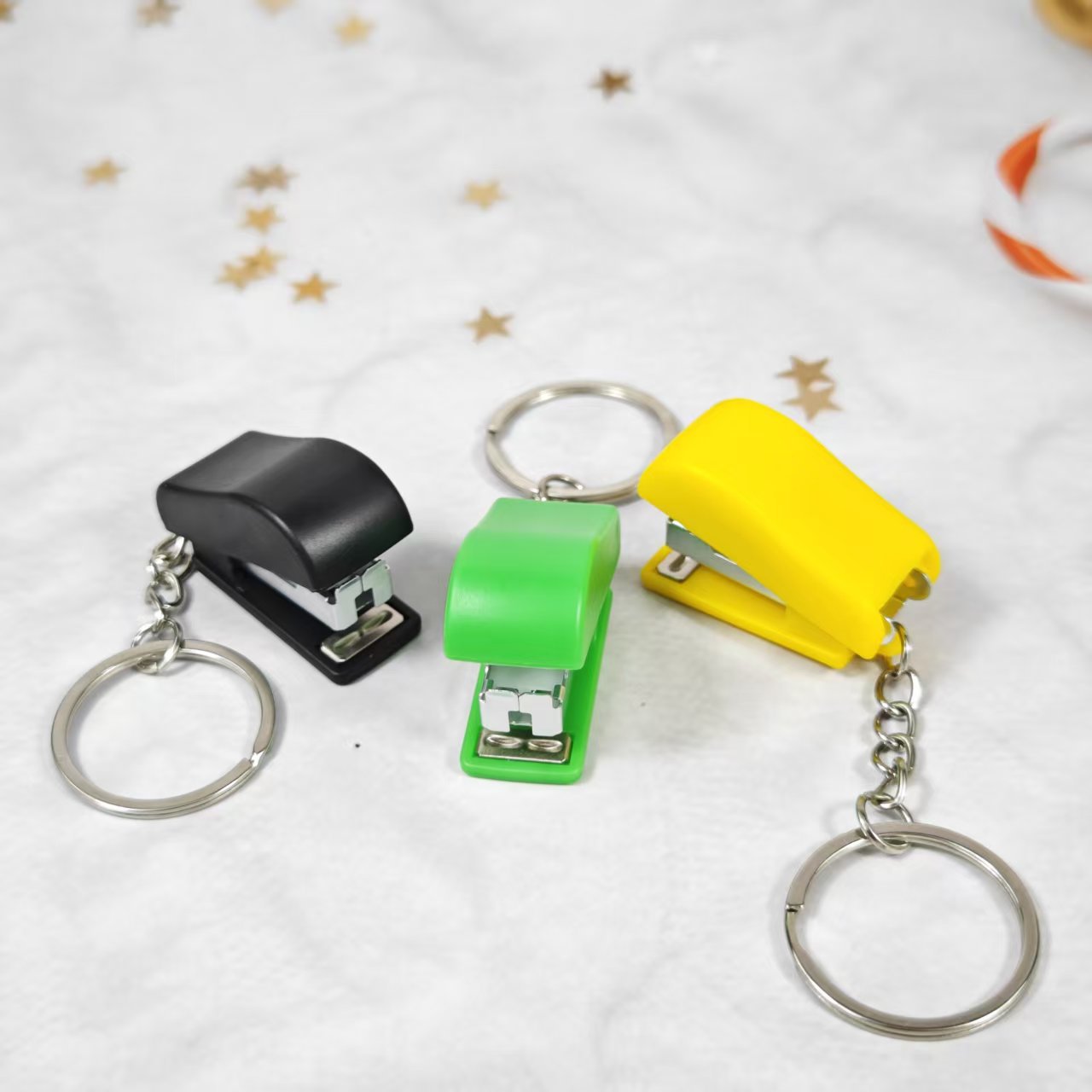 Mini grapadora de dibujos animados transfronterizos macarón llavero estudiantes grapadora creativa colgante conveniente al por mayor