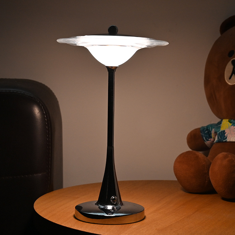 Lámpara de escritorio acrílica estilo OVNI, recargable