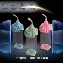 ペットのかけ方の四角い水飲み器の中号の猫が水飲みをしています。
