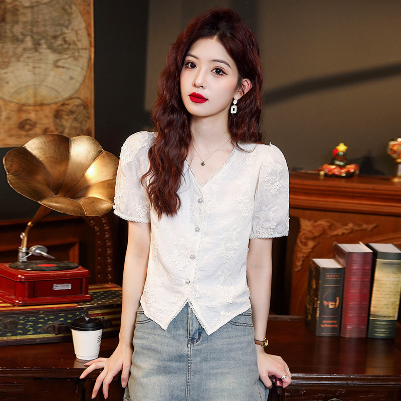 Real Shot Embroidered Lace V-Neck Short-Sleeved Shirt for Women Summer 2025 New Design Niche French Short Top Real Shot Embroidered Lace V-Neck Short-Sleeved Shirt for Women Summer 2025 New Design Niche French Short Top