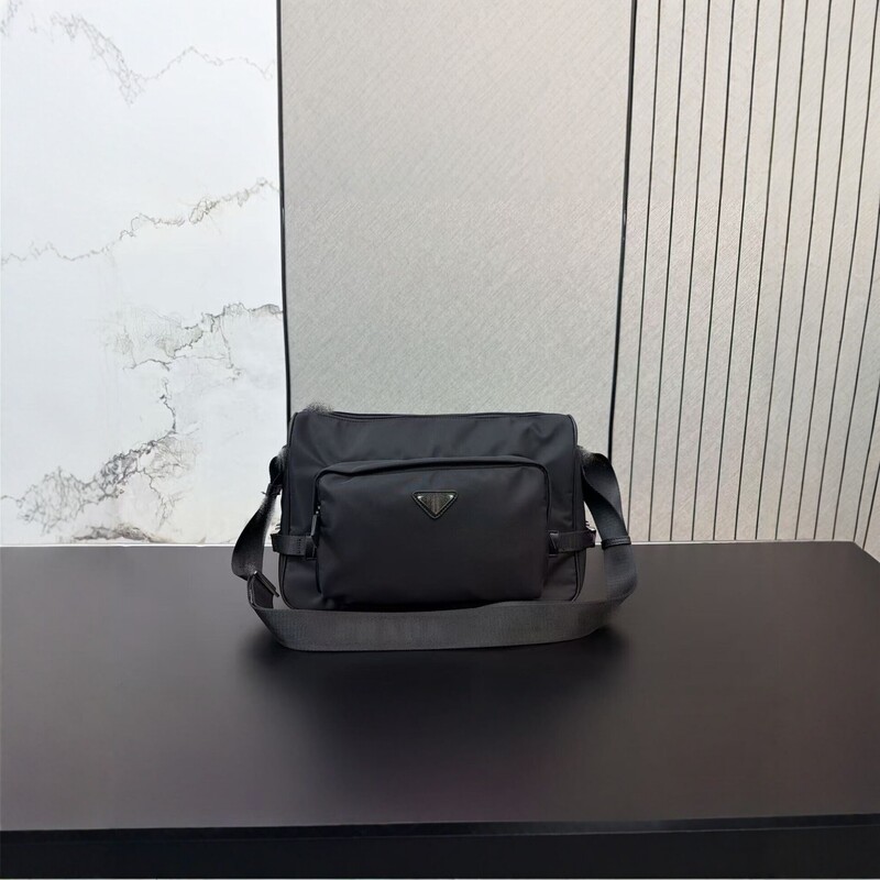 New men's nylon shoulder bag, waterproof and wear-resistant, crossbody bag, business commuter style, with a triangular logo, casual men's bag