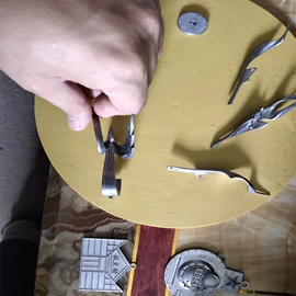 金属工艺品;铅及铅合金材;服饰箱包五金