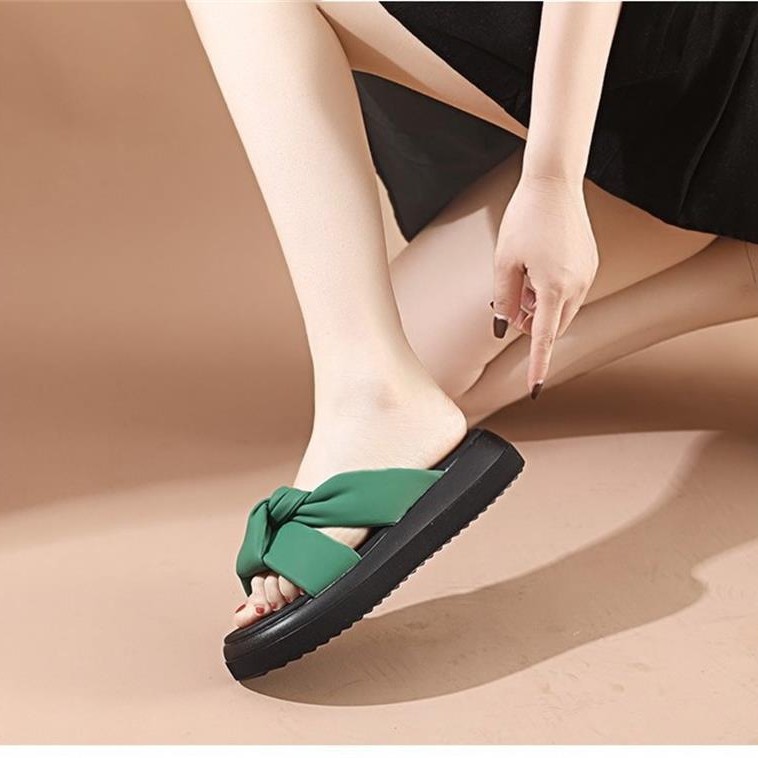 Modas explosivas de suela gruesa zapatillas de verano con falda nueva sensación de mierda confortable zapatillas de playa para mujeres image 3