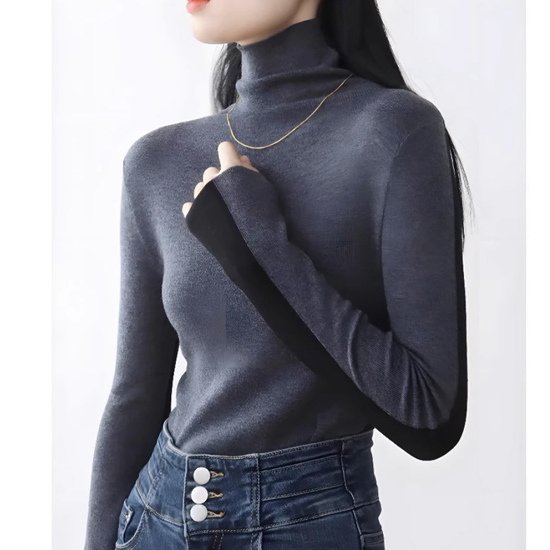 両面にデザイン感のあるウールのニット服を着ています。|undefined