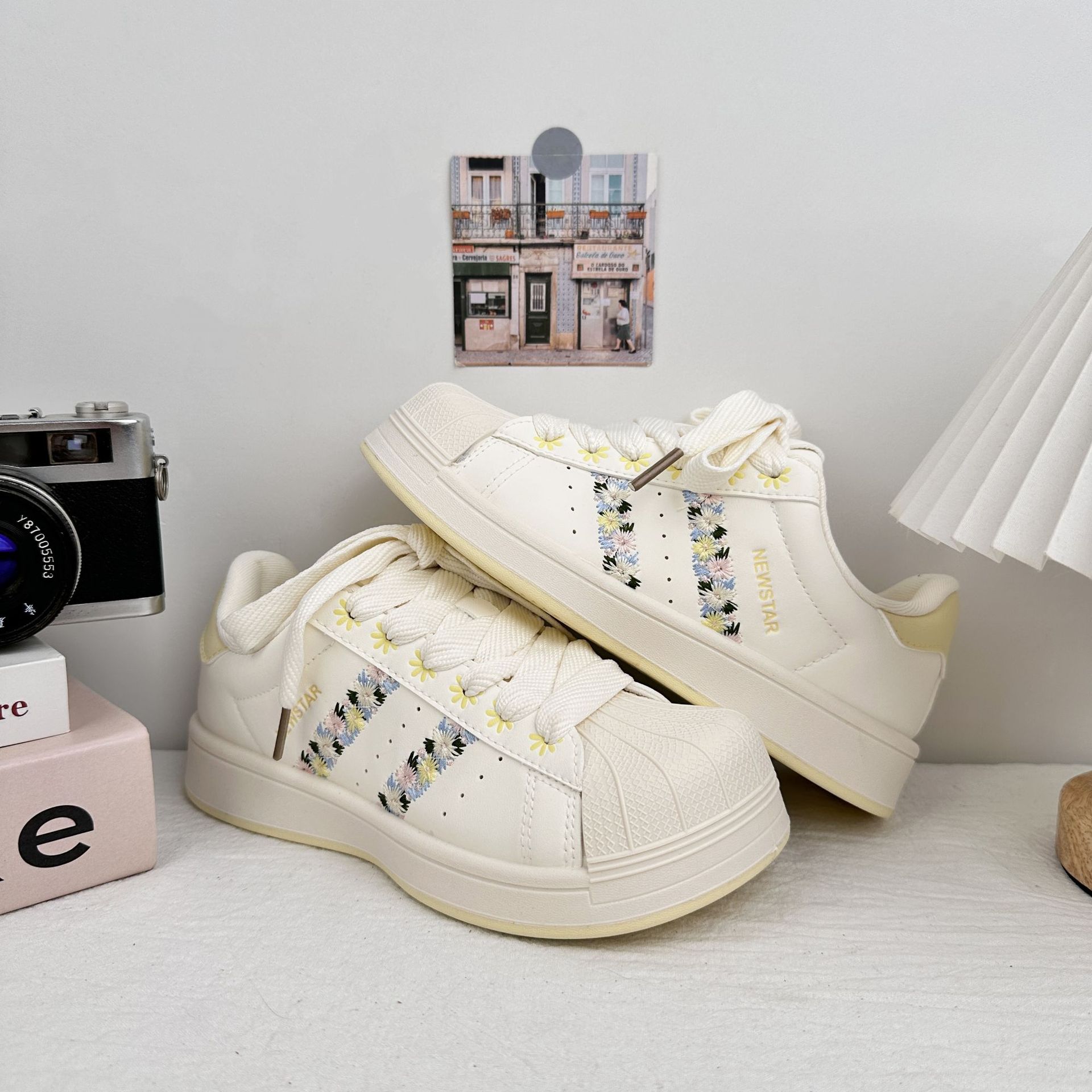 Zapatos de entrenamiento de estudiantes de verano de 2025 nuevos modelos de explosión con falda, zapatos de skate casuales, zapatos blancos pequeños