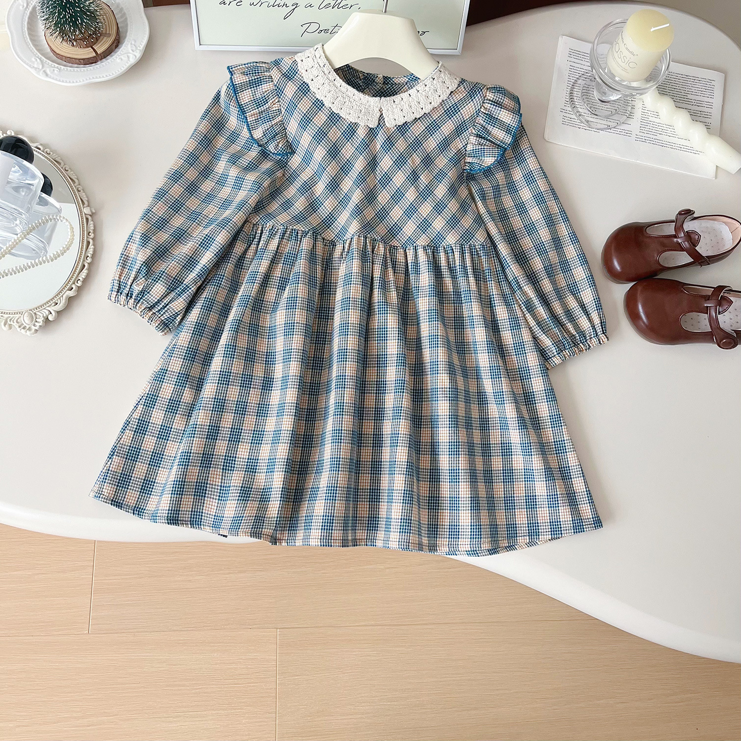 Kinder Koreanische Version Herbst 2024 Neuheit Mädchen kariertes Spitzenkragen Langarmkleid stilvoll 67327_voghion.com