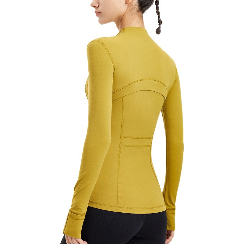 Chaqueta deportiva ajustada elástica cepillada color nude con cuello alto y cremallera para correr, de manga larga, para fitness, de Lulu Yoga Wear para mujer.