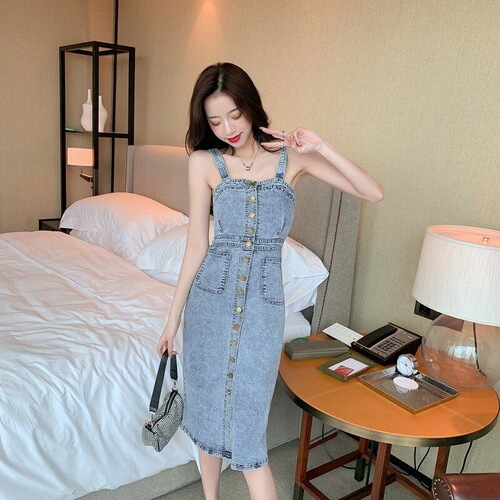 2024 Age-reducing women's retro Hong Kong style top and denim suspender skirt set, waist-accentuated mid-length strap dress