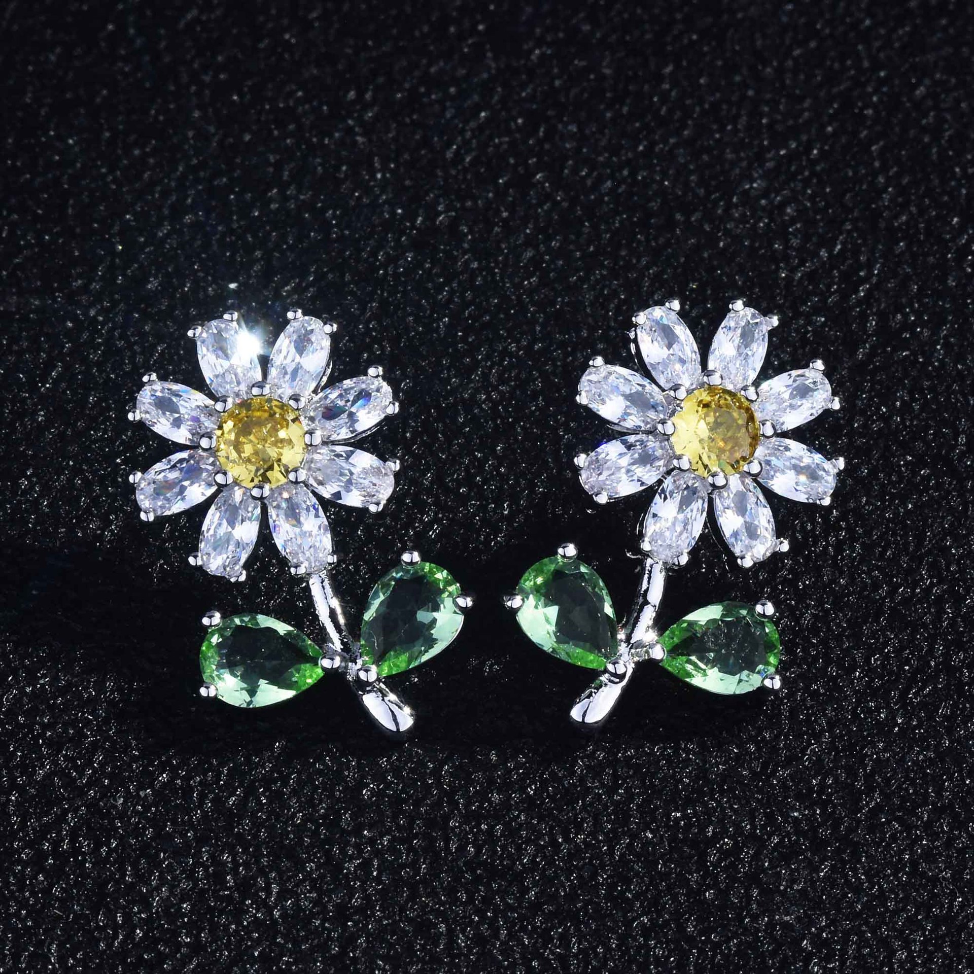 Super Flash High Carbon Diamond Small Daisy Small Flower Earrings Chrysanthemum Earrings display picture 8