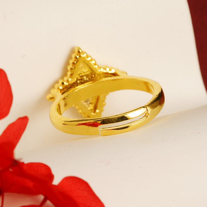 Vietnam oro de arena flores de cuatro estrellas anillo de estriado de ajuste de boca viva dama temperamento de mar China fábrica de viento mayorista