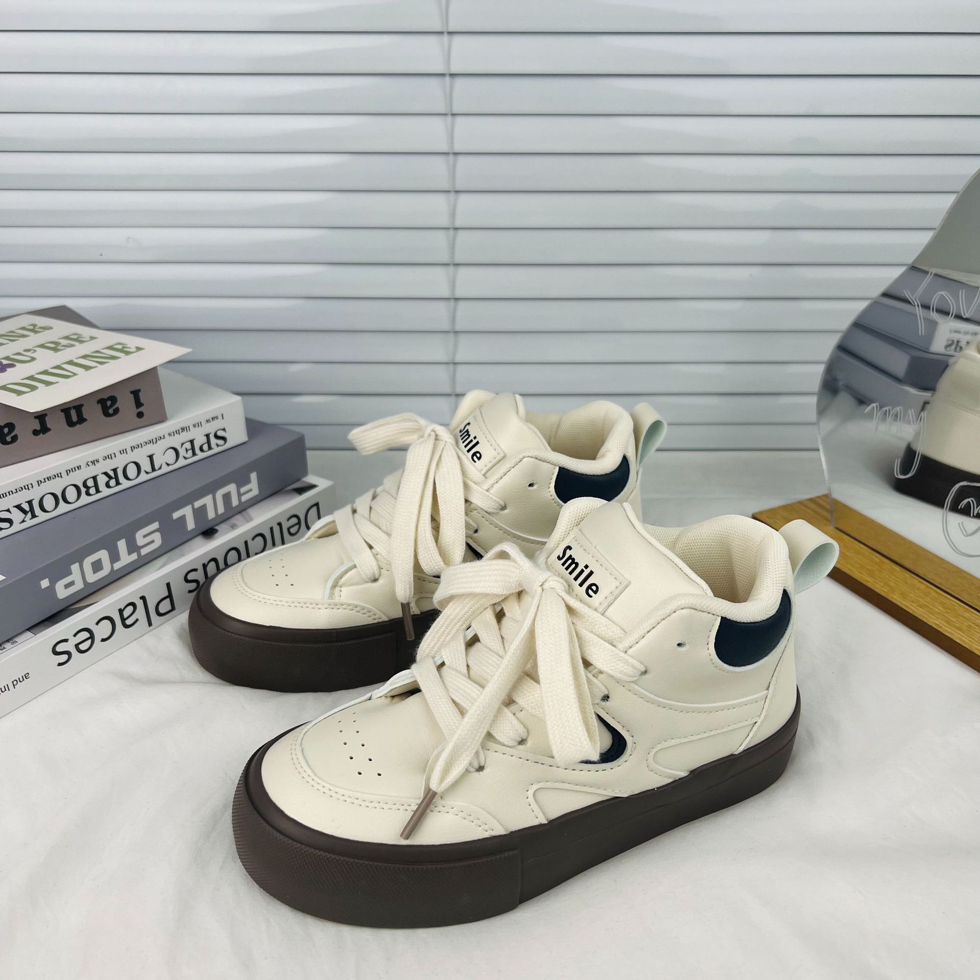 Los estudiantes de otoño e invierno de estilo coreano versátiles zapatos blancos de mujer 2023 zapatos de lona de cuero mid-top en línea zapatos casuales deportivos en vivo