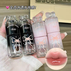 新しい唇の釉薬の蝶は柔らかい蜜を漂わせます。唇の水の光の鏡面は潤いがあります。