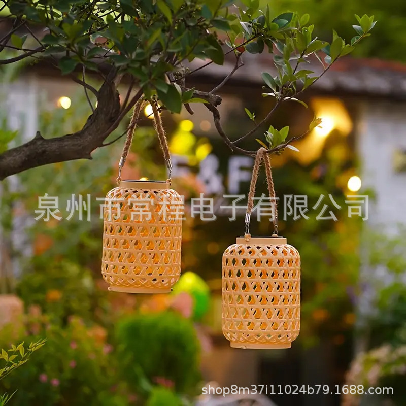 太陽エネルギーは竹の提灯の祭りの提灯をまねて藤編みの庭の屋外の明かりをまねて提灯の中国式の竹編みの提灯を飾ります。|undefined
