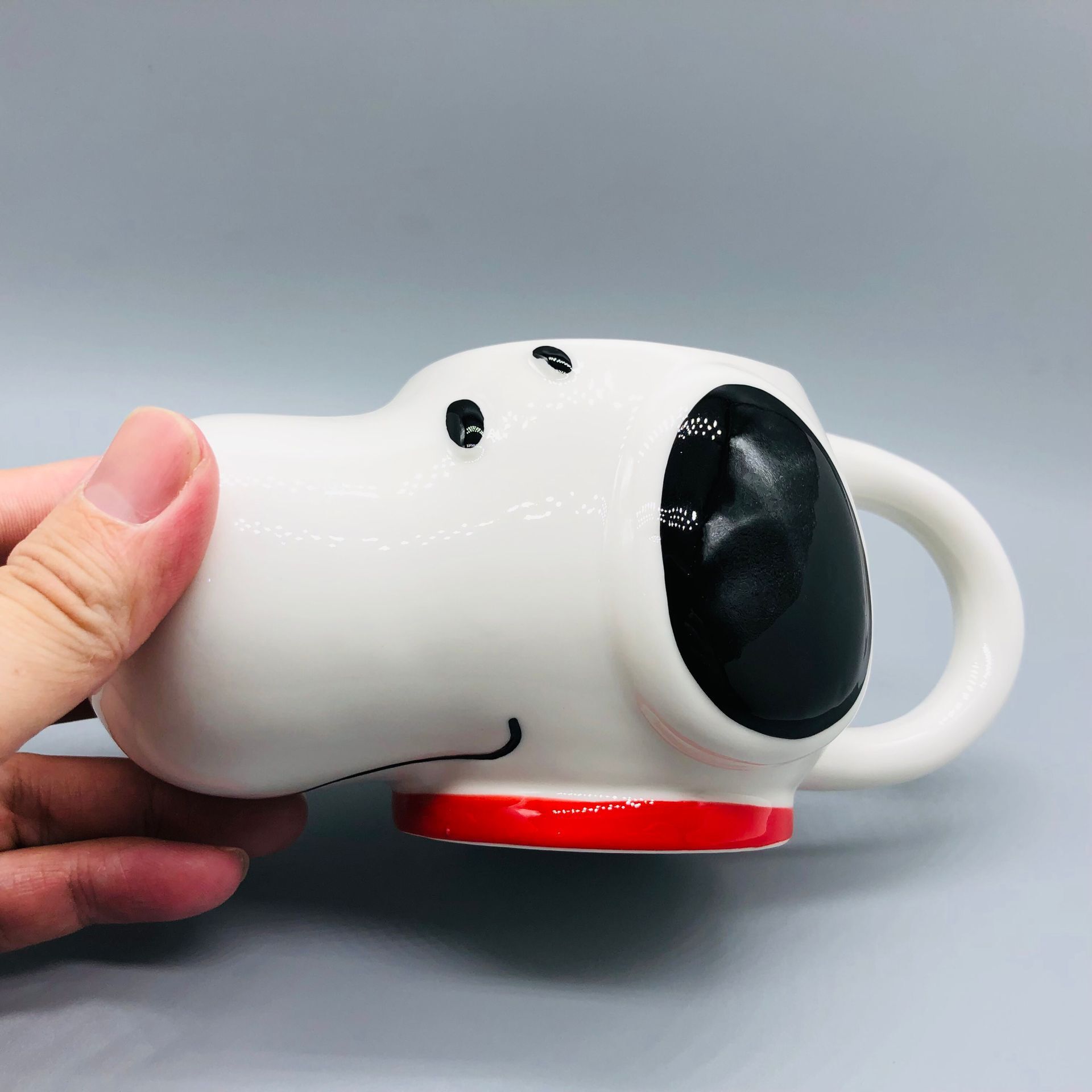 Lindo cachorro de dibujos animados Snoopy Taza de cerámica con mango Snoopy Taza de cerámica titular de la pluma Decoración