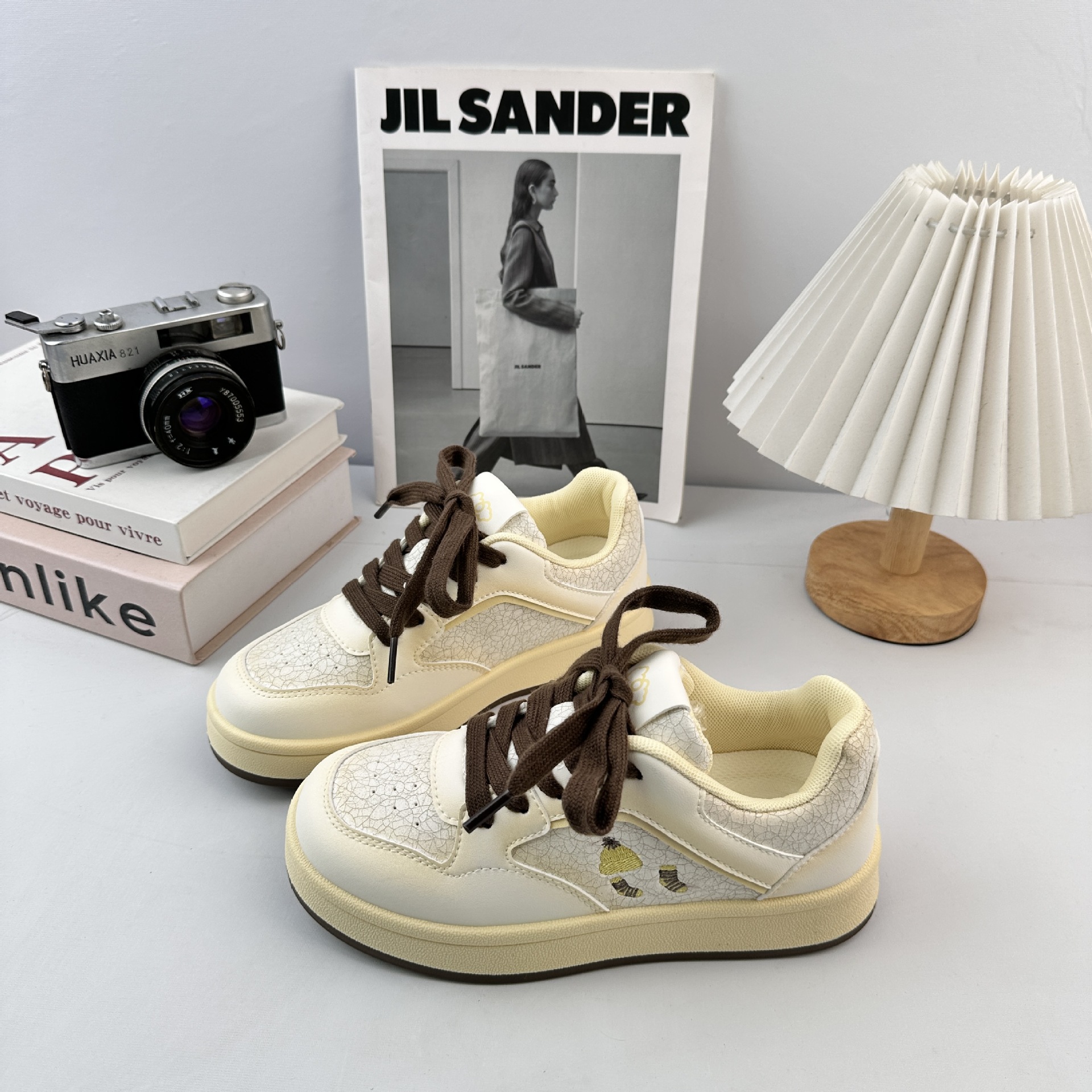 Zapatos blancos de fondo grueso de estudiantes de ondas distantes para mujeres 2025 otoño in-mode universal de moda de estudiantes zapatos de skate casuales zapatos de pan