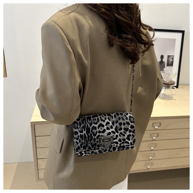 Cross-border women's bag 2024 New leopard print underarm bag, Korean style fashionable and trendy chain single-shoulder bag, riveted crossbody bag undefined