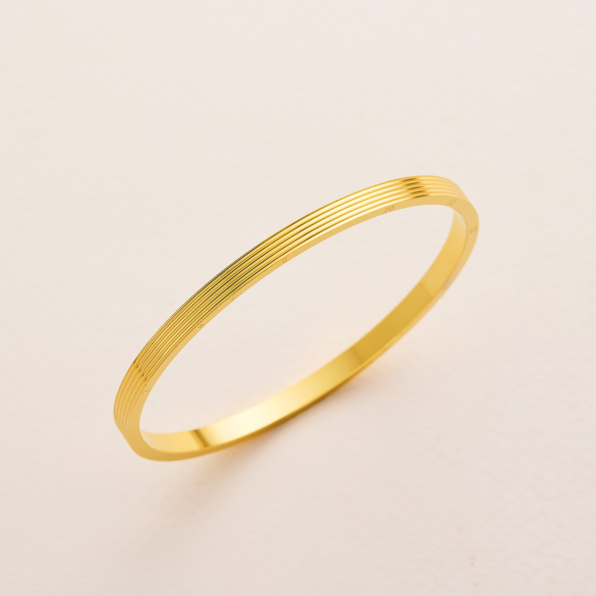 Europa y los Estados Unidos transfronterizos Amazonas anillo de tiempo ranura de acero de titanio pulsera de personalidad simple en el aire de la tendencia del hilo de tornillo