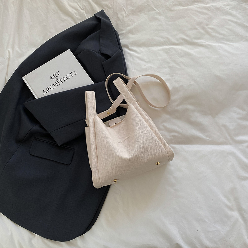 Bolso bandolera mujer elegante con textura litchi de moda_voghion.com