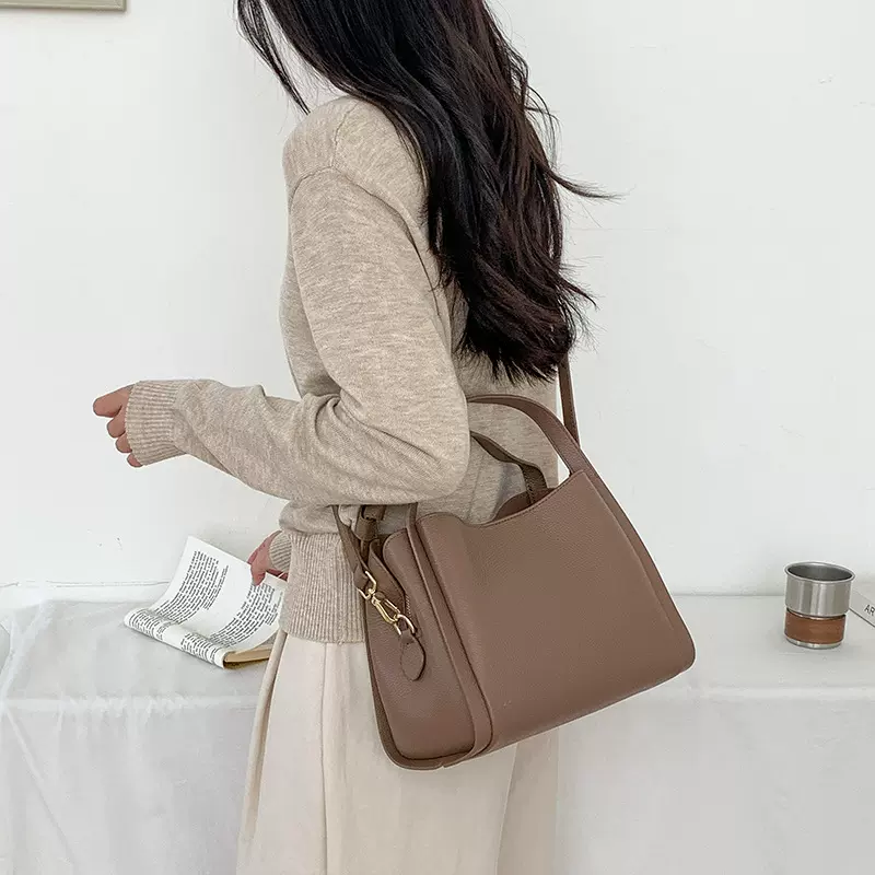 真皮女士菜篮子包2025新款高级感通勤手提水桶包牛皮大容量斜挎包