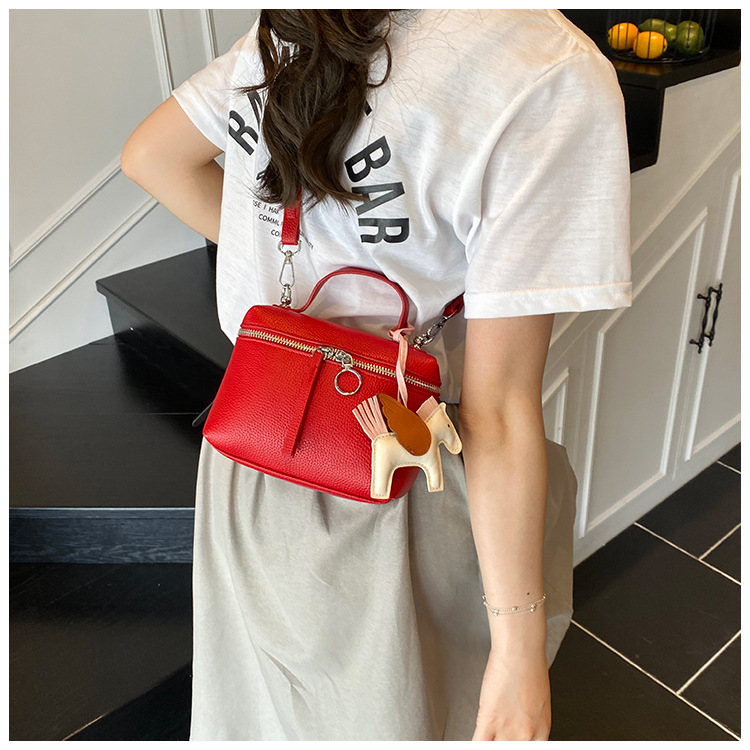 This year's popular simple hand-held small bag for women, the 2025 new women's single-shoulder bag, is elegant and fashionable, a crossbody small bag undefined