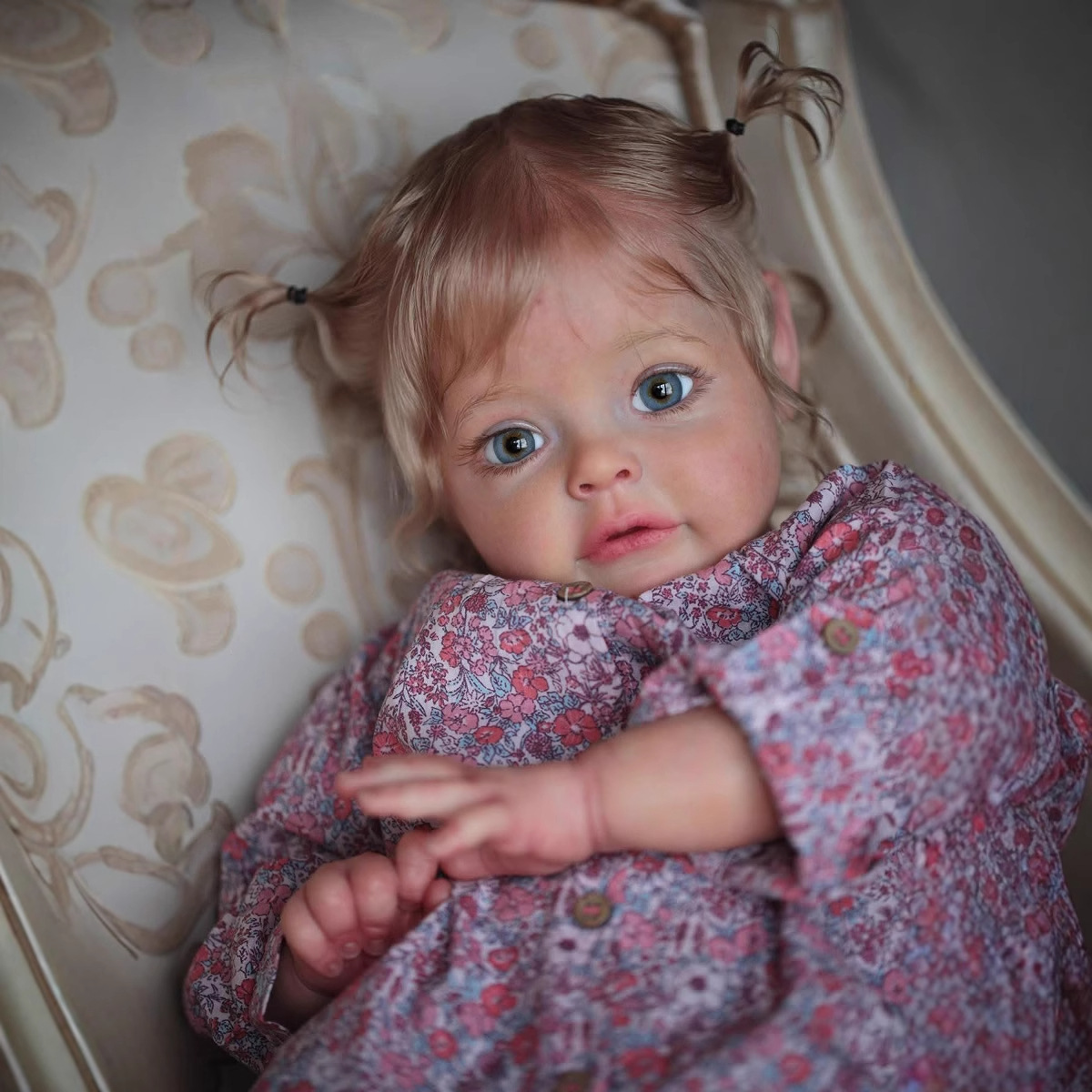Top morado floral genuino NPK Toddler Sue-sue muñeca de simulación pintada a mano en 3D fuente transfronteriza