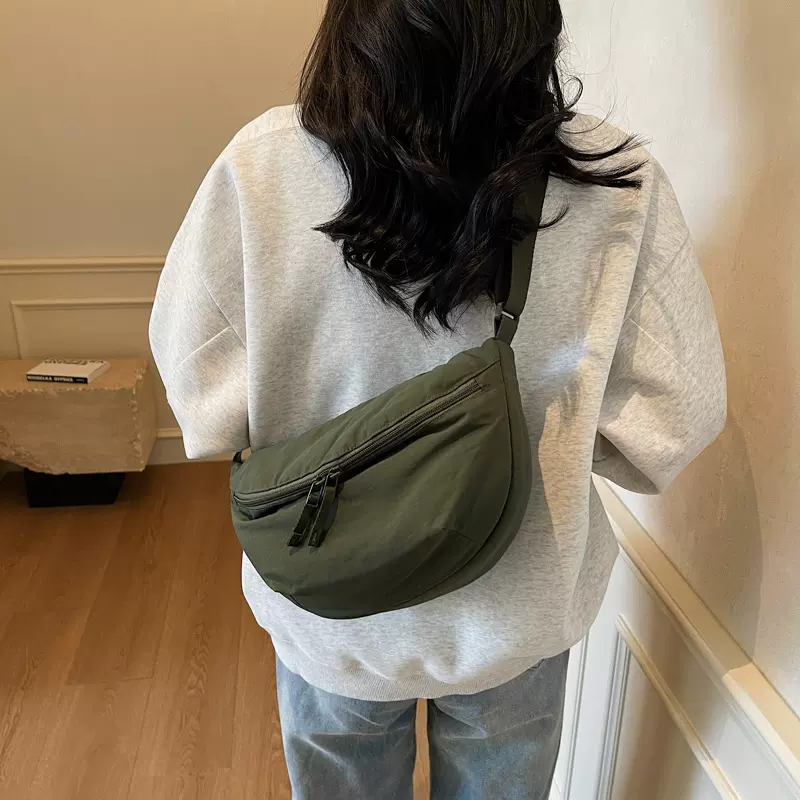 轻便简约尼龙布女包2025春季新款多口袋妈妈包休闲单肩斜挎饺子包