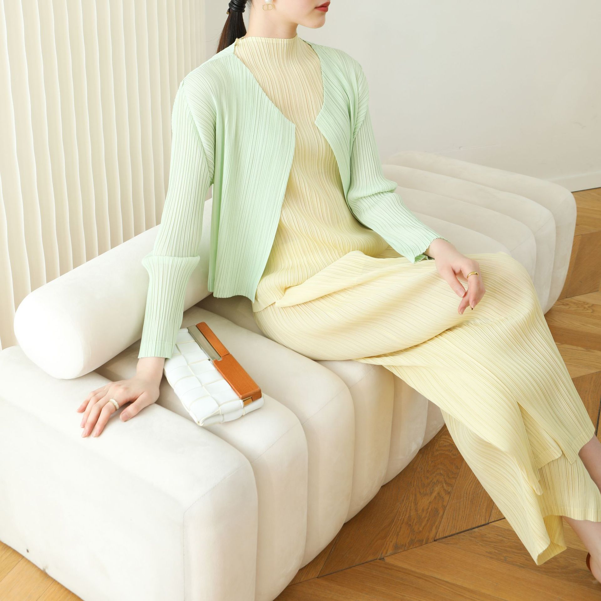 Cárdigan plisado de alta gama con calidad superior para otoño y primavera, chaqueta básica versátil de manga larga, delgada, de color sólido y corte ajustado.