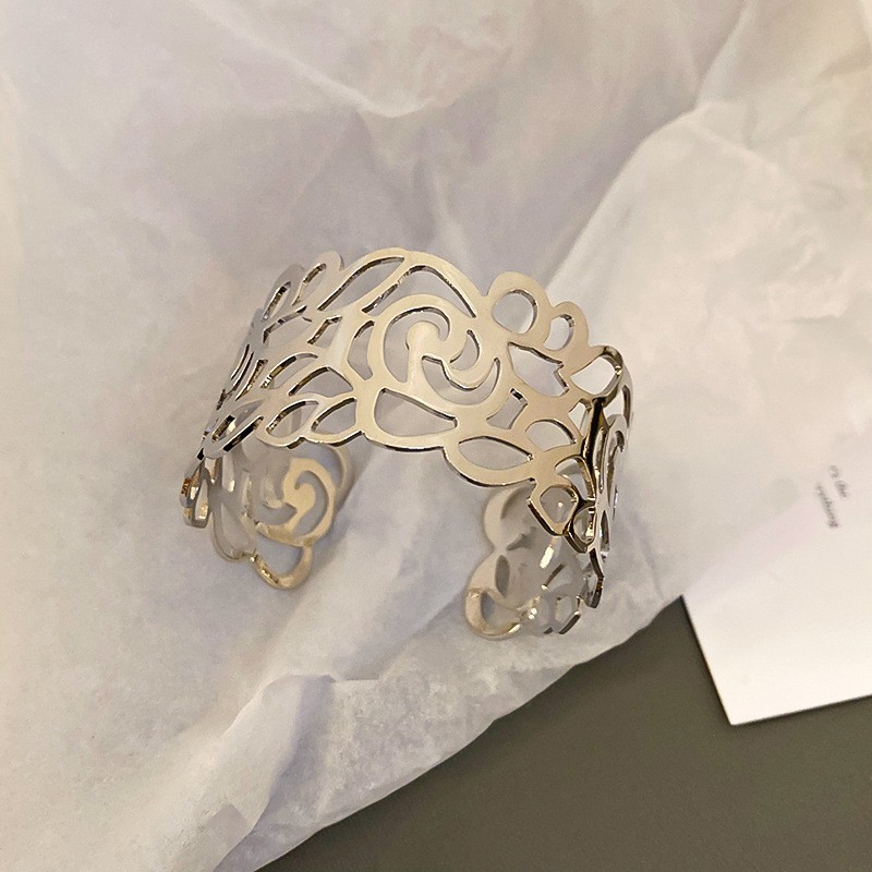 新商品の重工欧米の金属風のブレスレットは精巧で豪華な気質の手環の広い辺の個性の高級感の手飾りの卸売りです。|undefined