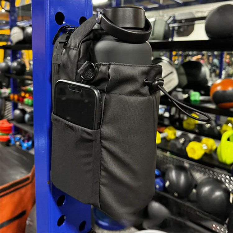 Venta caliente transfronteriza fitness paquete de olla de succión magnética taza de agua bolsa de mensajero gimnasio teléfono móvil llave bolsa de almacenamiento fuente spot