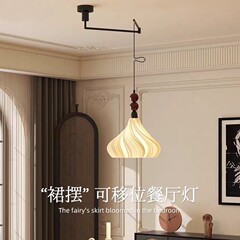 デザイナーの芸術的なスカートを撮影して、レストランのシャンデリアを移動することができます。